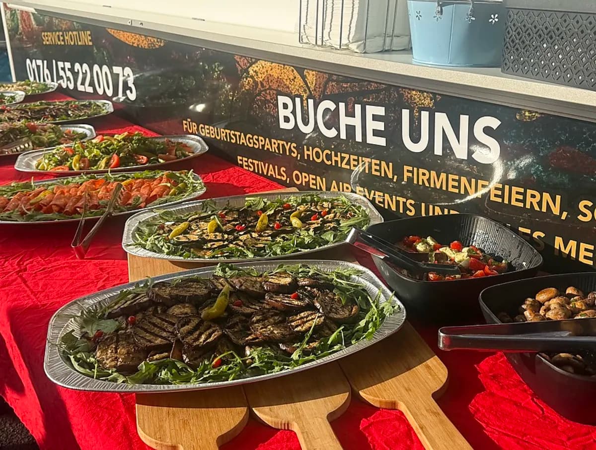 Frisch zubereitetes Buffet mit gegrilltem Gemüse und Salaten